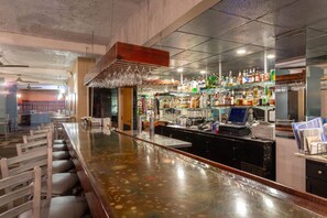 Bar (on property) - Ramada Plaza by Wyndham Virginia Beach Oceanfront (Virginia Beach)