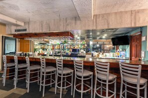 Bar (on property) - Ramada Plaza by Wyndham Virginia Beach Oceanfront (Virginia Beach)