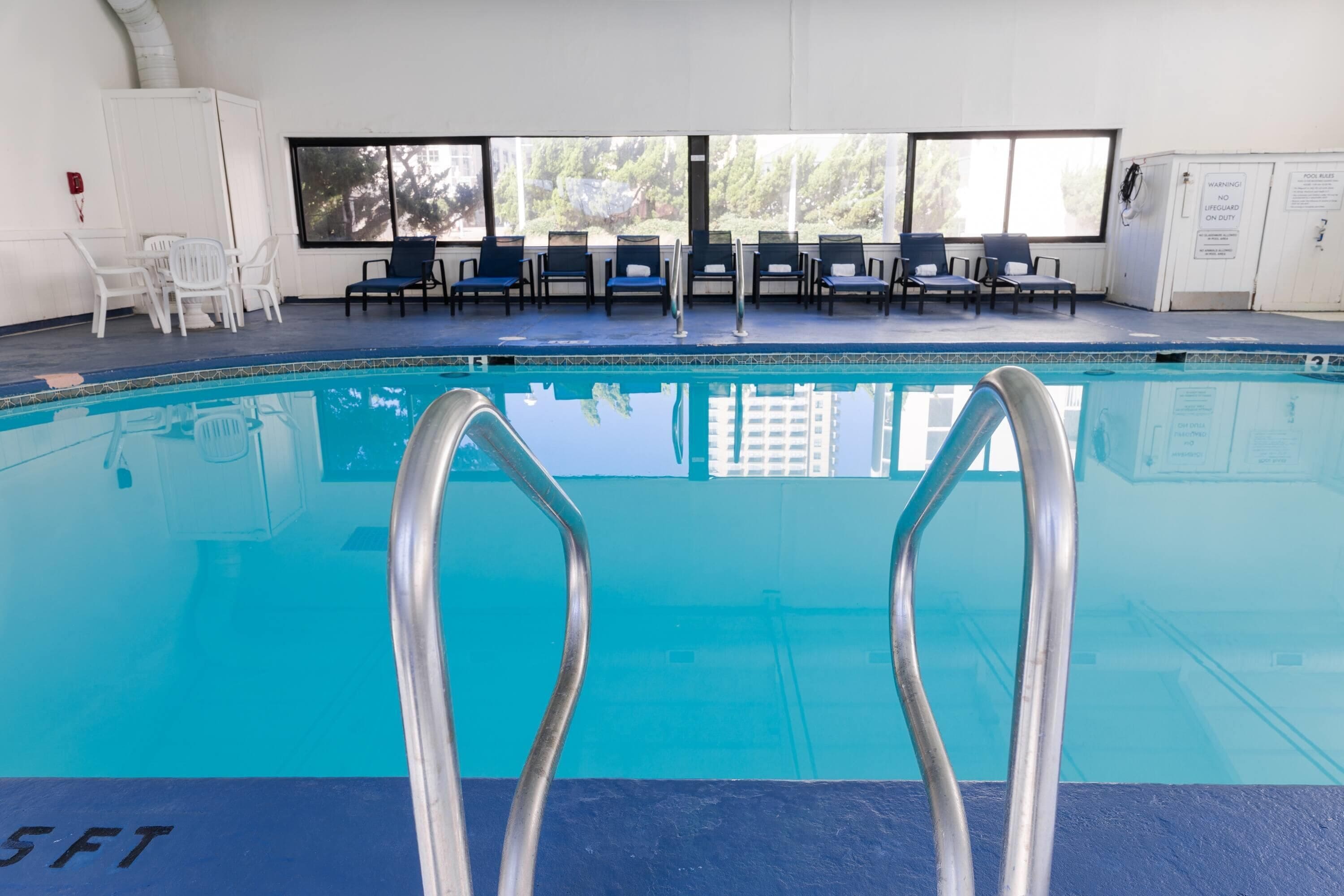 Una piscina techada, una piscina al aire libre