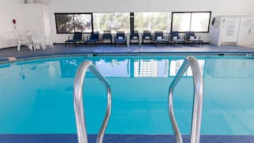 Una piscina techada, una piscina al aire libre