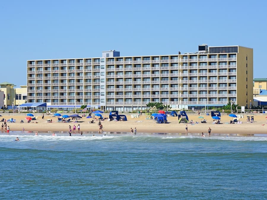 Playa en los alrededores y playa de arena blanca