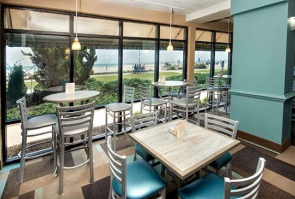 Serviço de almoço e jantar; culinária americana, vistas para a praia 