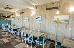 Serviço de almoço e jantar; culinária americana, vistas para a praia