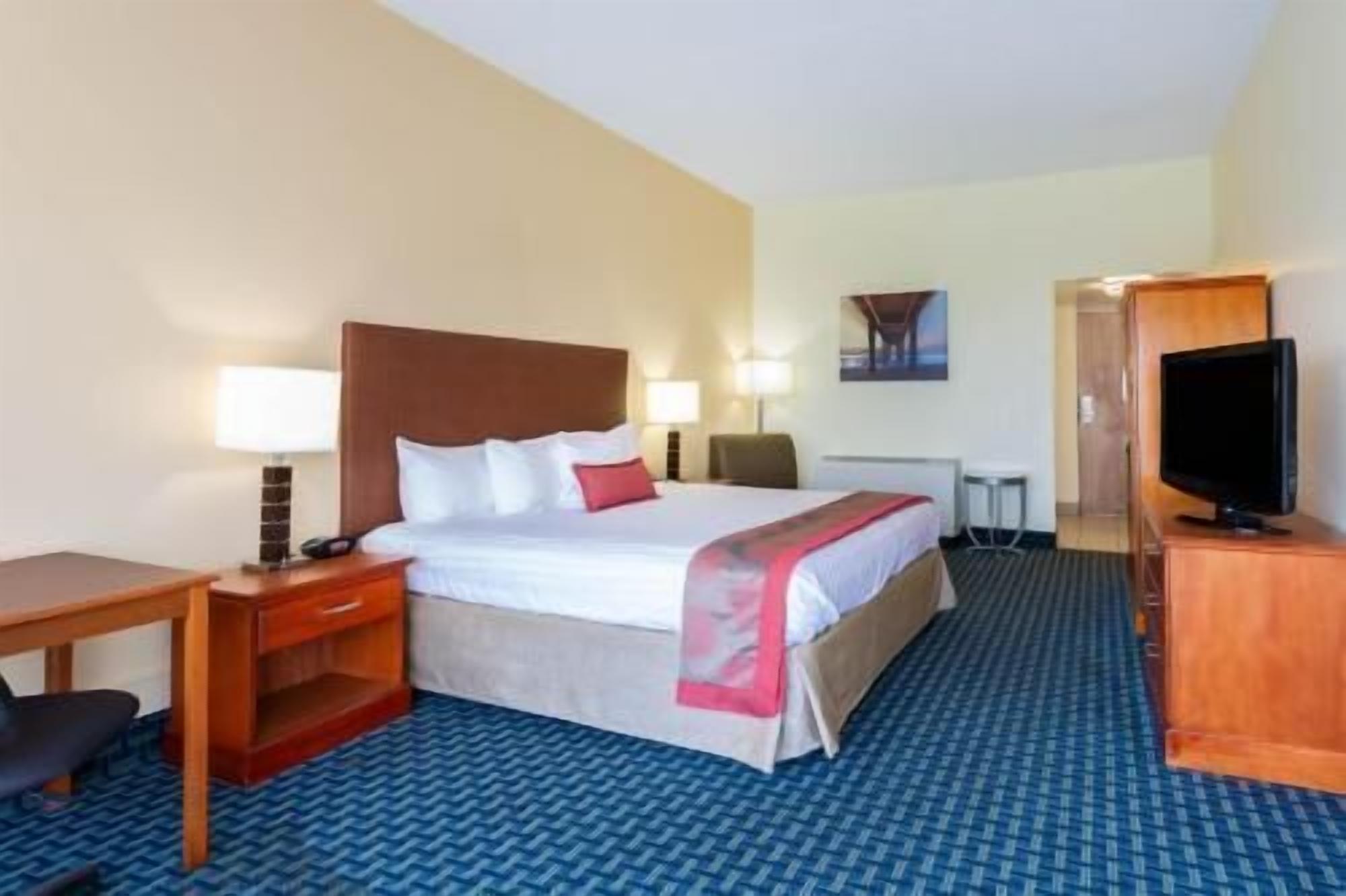 In-room safe, laptop workspace, blackout drapes, iron/ironing board