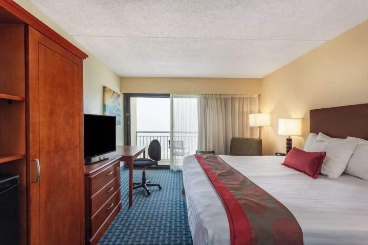 In-room safe, laptop workspace, blackout drapes, iron/ironing board