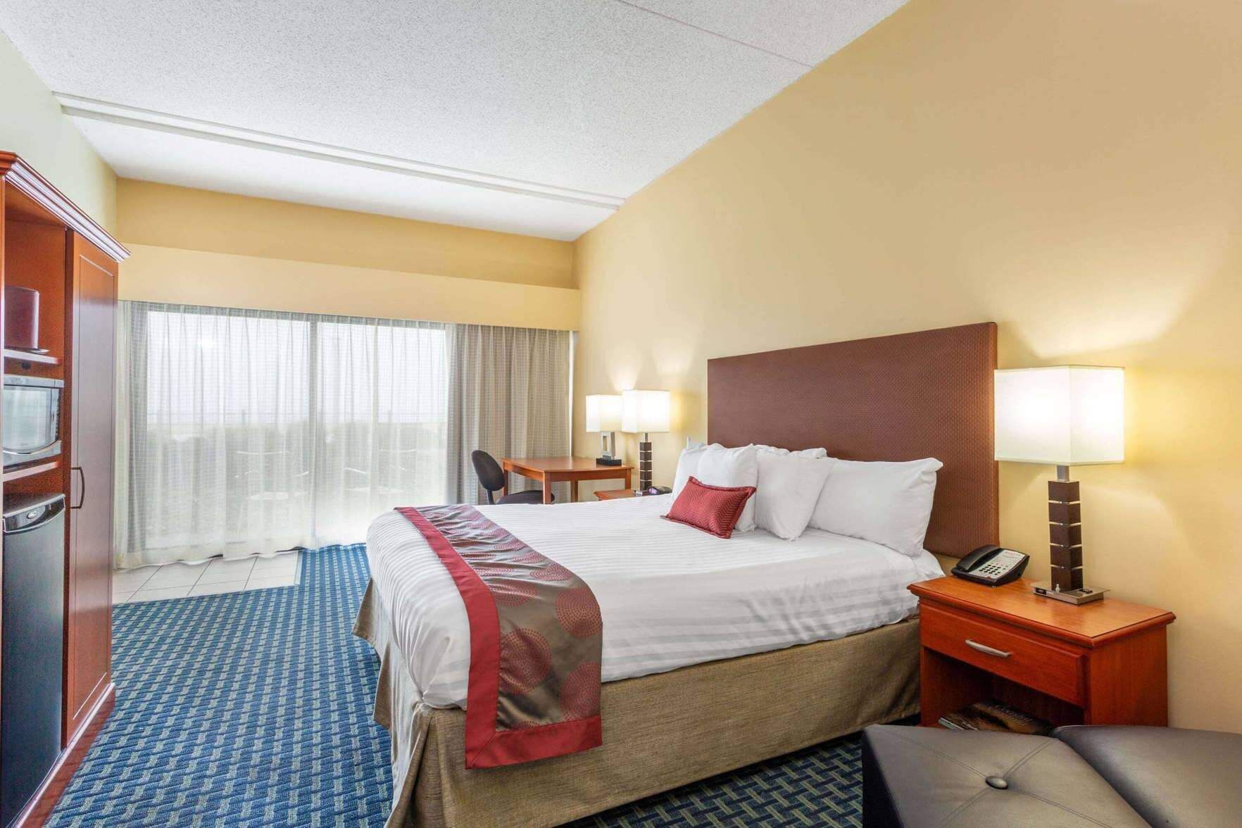 In-room safe, laptop workspace, blackout drapes, iron/ironing board