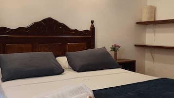 Chambre Standard, 1 lit double, accessible aux personnes à mobilité réduite, rez-de-chaussée | Minibar, Wi-Fi gratuit, draps fournis