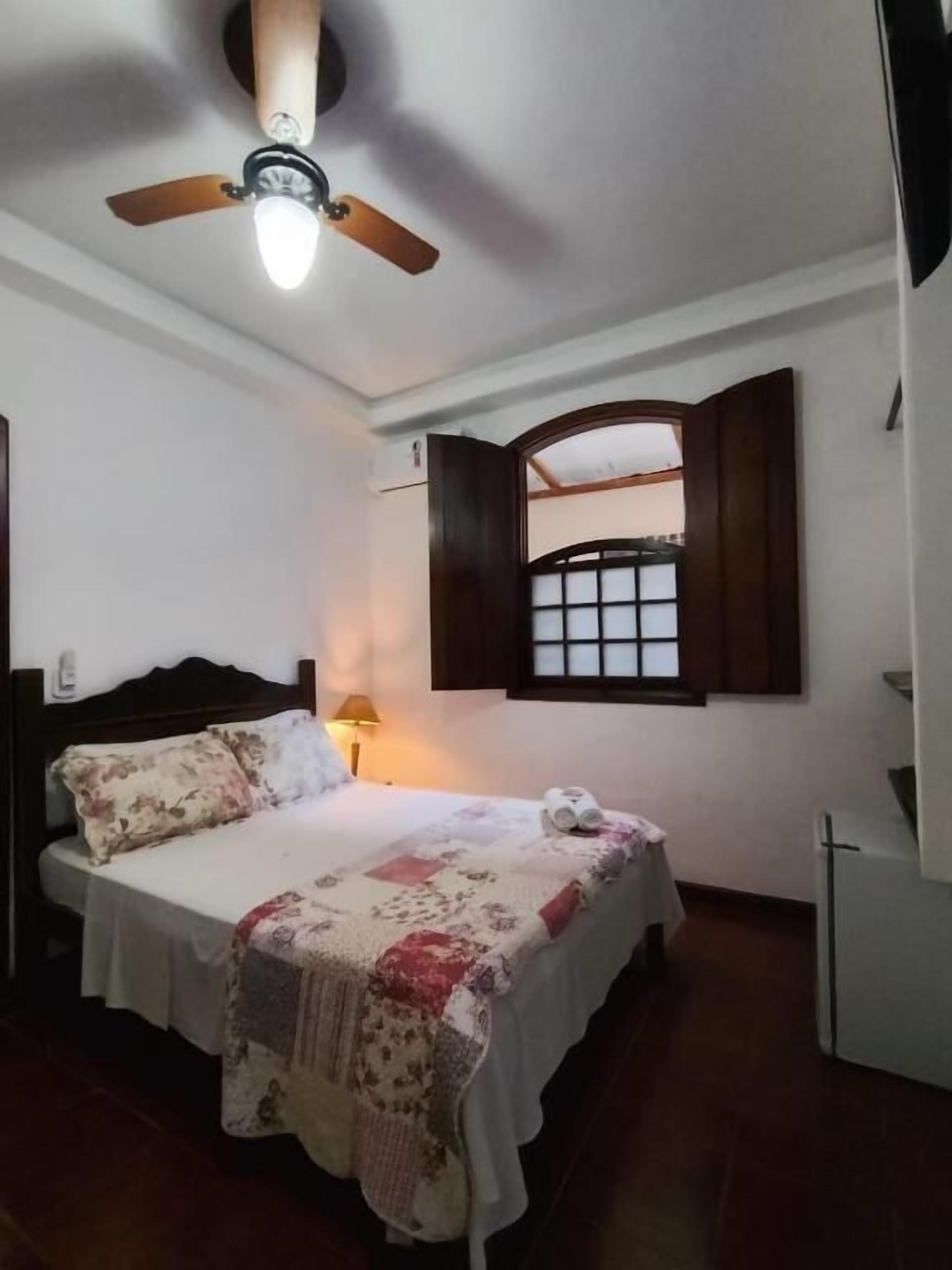 Habitación individual estándar, 1 habitación, barras de apoyo en la ducha, planta baja | Minibar, wifi gratis, ropa de cama