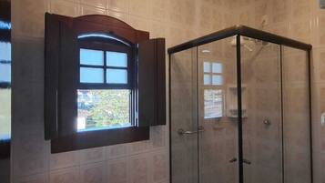 Chambre Quadruple Standard, douche avec barres d’appui, niveau Exécutif | Salle de bain | Douche, bidet, serviettes fournies