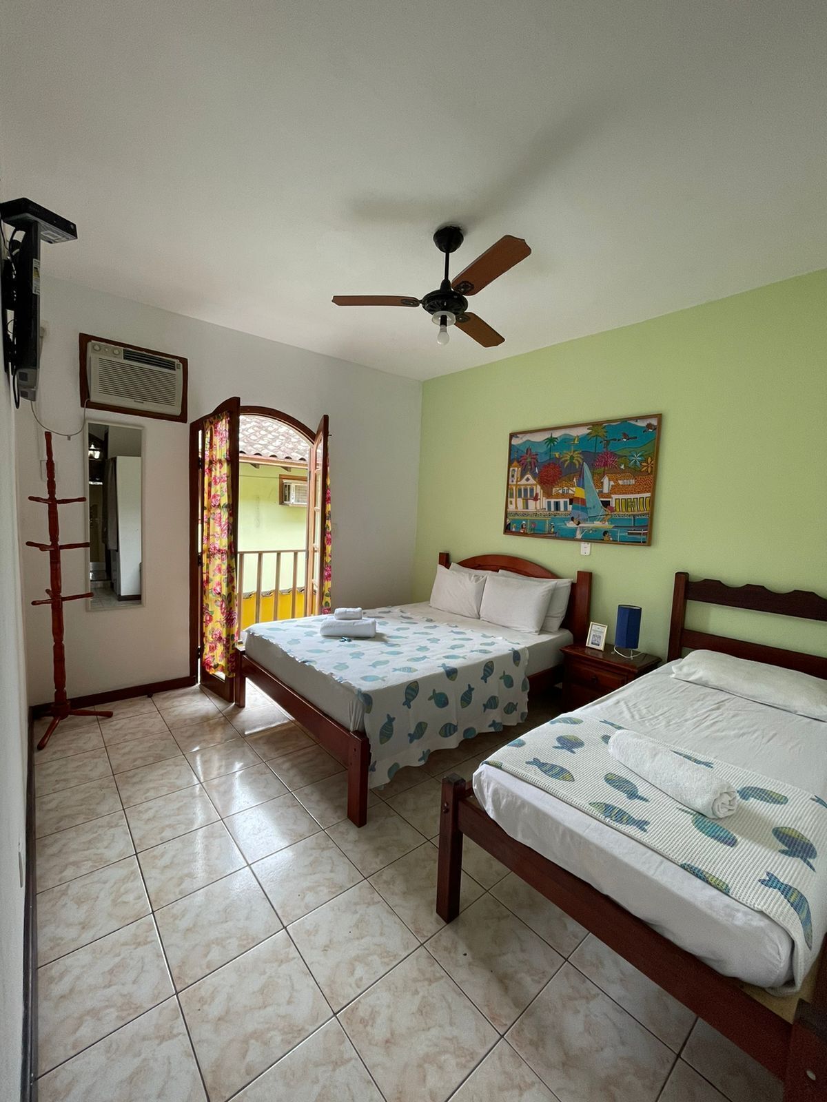 Minibar, wifi gratis y ropa de cama 