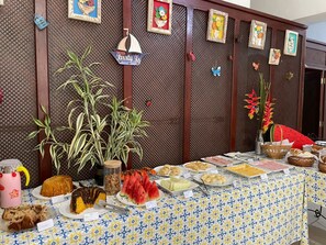 Free daily buffet breakfast  - Pousada Alecrim Dourado (Paraty)