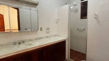 Habitación estándar, 1 cama matrimonial, con acceso para personas discapacitadas, planta baja | Minibar, wifi gratis y ropa de cama
