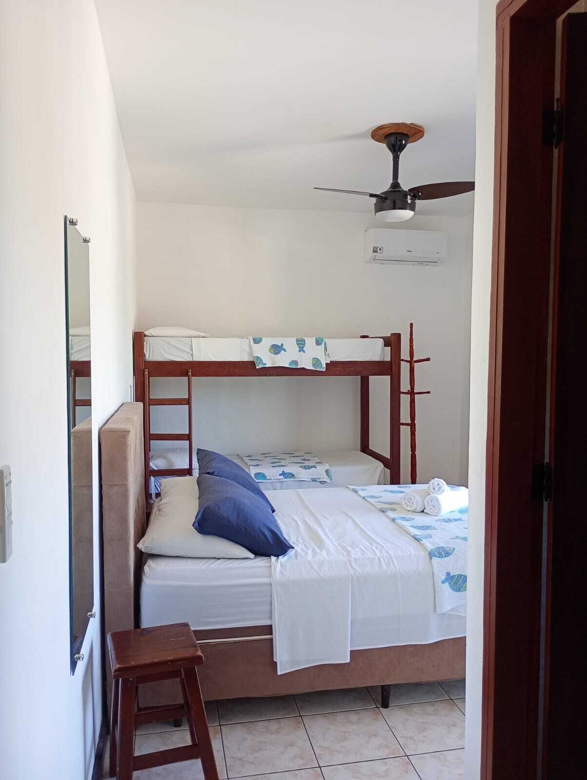 Habitación cuádruple estándar, barras de apoyo en la ducha, planta ejecutiva | Minibar, wifi gratis, ropa de cama