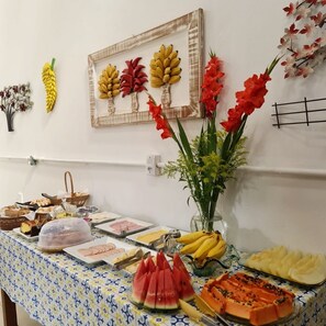Free daily buffet breakfast - Pousada Alecrim Dourado (Paraty)