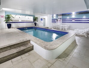 Indoor pool, pool loungers - Centromar Hotel (Balneário Camboriú)