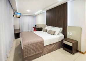 Executive Double Room | Minibar, in-room safe, desk, laptop workspace - Centromar Hotel (Balneário Camboriú)