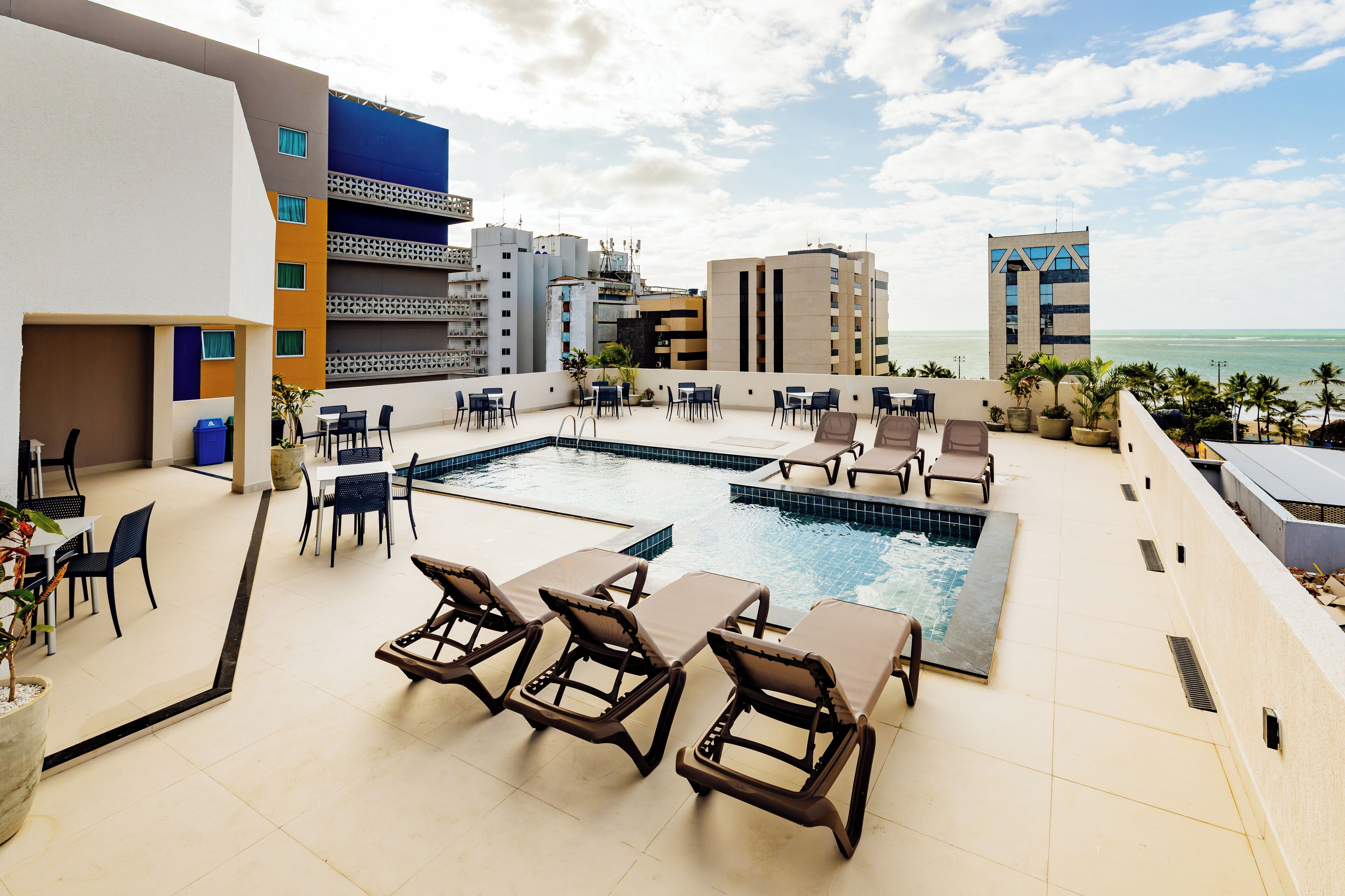 Utendørsbasseng, bassengparasoller og solsenger