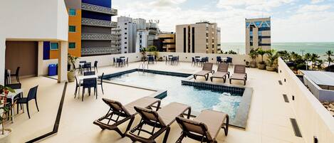 Utendørsbasseng, bassengparasoller og solsenger