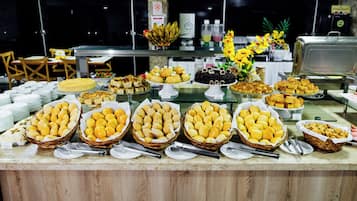 Café da manhã com buffet grátis todos os dias