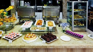 A buffet with various desserts and food items. - El Aram Beach Express (Maceió)