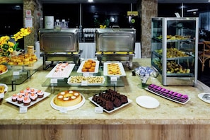 Un bufé con diversos postres y opciones gastronómicas.