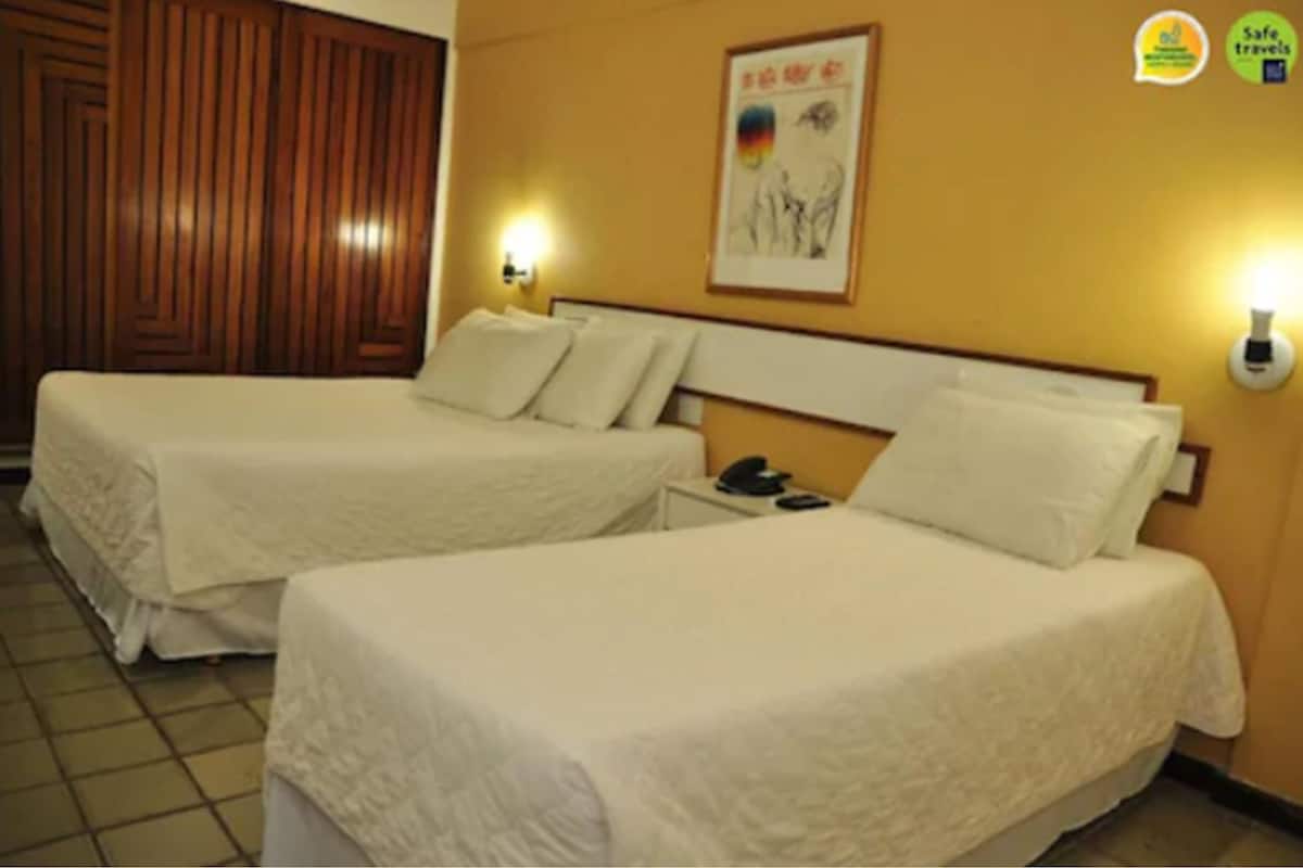 Kamar Standar | Minibar, brankas, meja kerja, dan tirai kedap cahaya