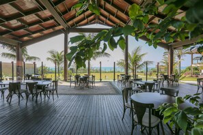 Outdoor dining - Estaleiro Guest House (Balneário Camboriú)