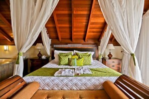 Egyptian cotton sheets, down duvets, pillow-top beds, minibar - Estaleiro Guest House (Balneário Camboriú)