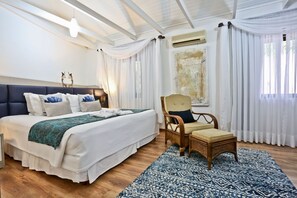 Egyptian cotton sheets, down duvets, pillow-top beds, minibar - Estaleiro Guest House (Balneário Camboriú)