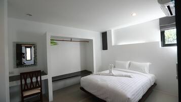 Un dormitorio moderno con una cama, una silla, un espejo y una ventana.