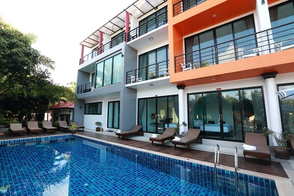 حمّام سباحة خارجي