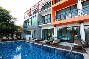 Una piscina al aire libre