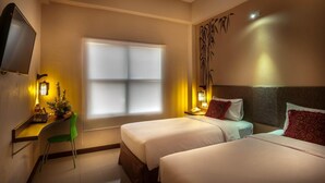 经典双床房 | 客房内保险箱、办公桌、免费 WiFi