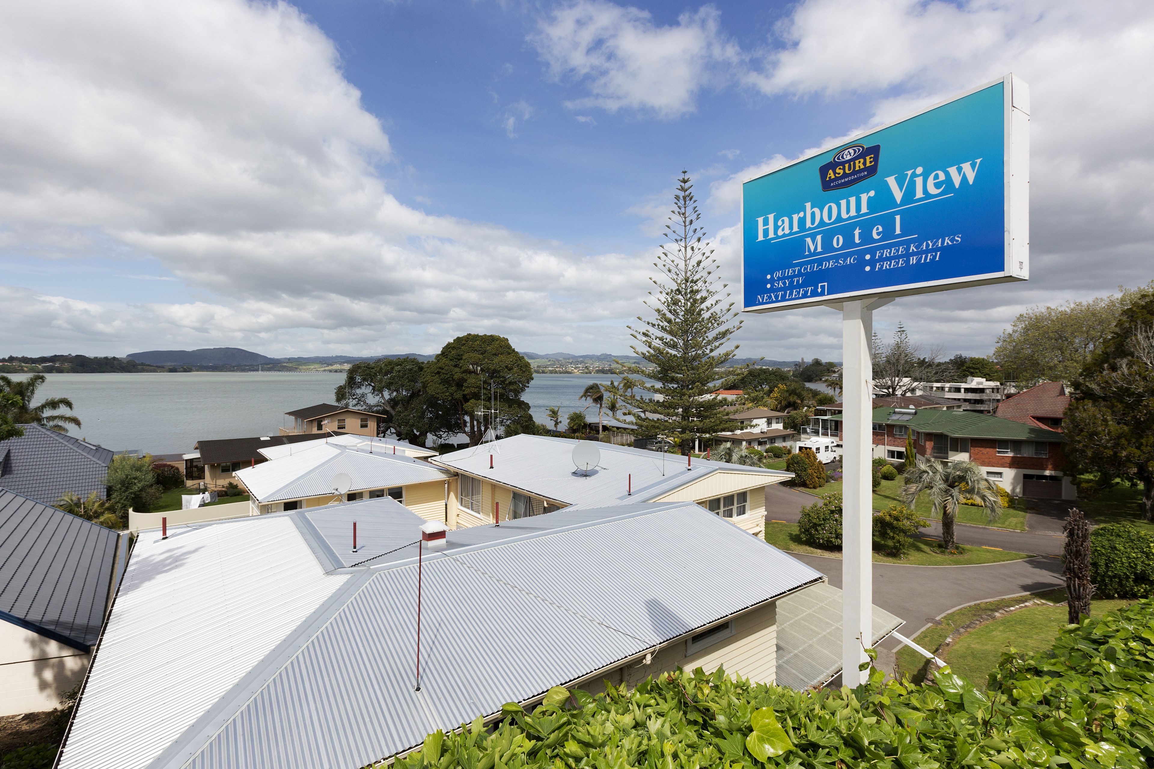 Un motel, le Harbour View Motel, propose des hébergements avec des équipements tels qu’une rue sans issue calme, des kayaks gratuits et une connexion Wi-Fi gratuite.