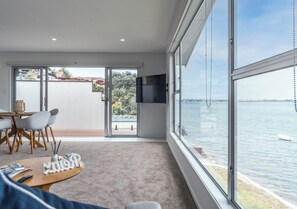 King Bed Waterfront Upstairs Apartment | Iron/ironing board, free WiFi, bed sheets - Harbour View Motel and Water Front Apartments (Tauranga)