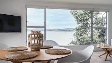 King Bed Waterfront Upstairs Apartment | Bàn ủi/dụng cụ ủi quần áo, truy cập Internet không dây miễn phí