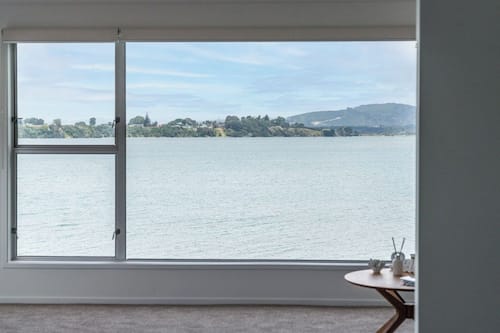 King Bed Waterfront Upstairs Apartment