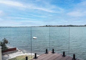 King Bed Waterfront Upstairs Apartment | Vista do quarto