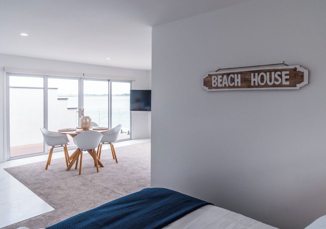 King Bed Waterfront Upstairs Apartment | 熨斗/熨衣板、免费 WiFi、床单