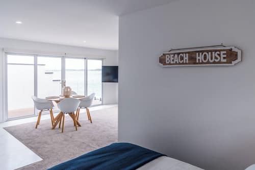 King Bed Waterfront Upstairs Apartment