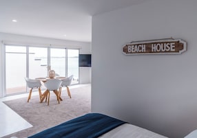 King Bed Waterfront Upstairs Apartment | Ferros/tábuas de passar roupa, Wi-Fi de cortesia, roupa de cama