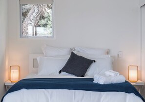 King Bed Waterfront Upstairs Apartment - Harbour View Motel and Water Front Apartments (Tauranga)
