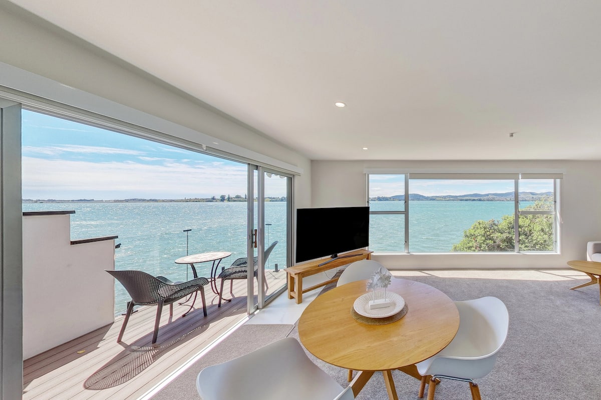 King Bed Waterfront Upstairs Apartment | 다리미/다리미판, 무료 WiFi, 침대 시트