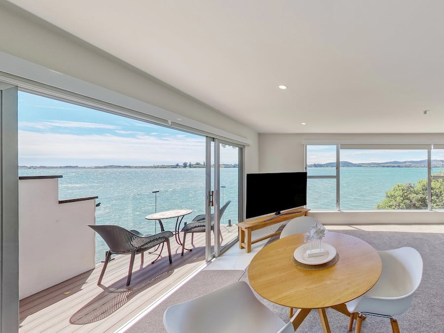 King Bed Waterfront Upstairs Apartment | Ferro/asse da stiro, Wi-Fi gratuito, lenzuola