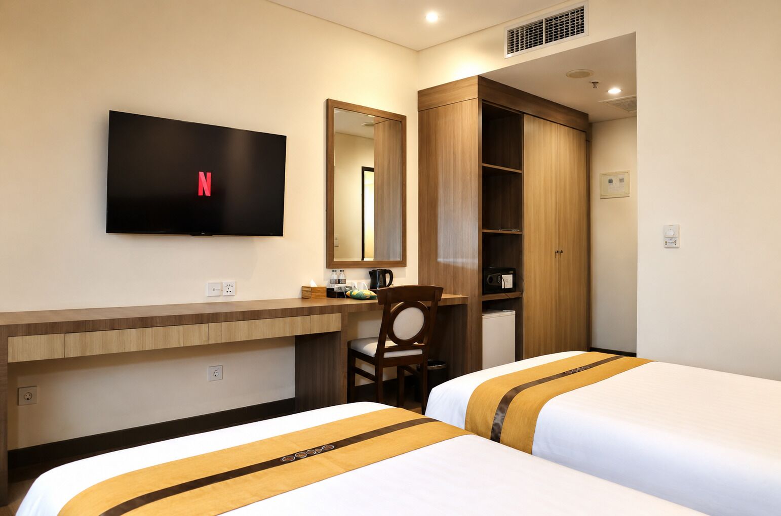 Habitación Deluxe con 2 camas individuales | Minibar, caja de seguridad en la habitación y escritorio 