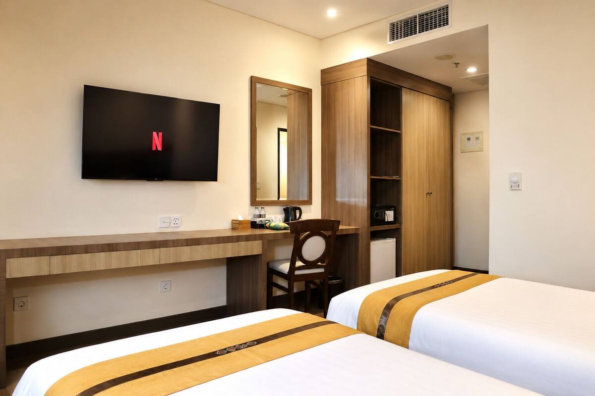 Deluxe Twin Room | Minibar, in-room safe, desk, blackout drapes