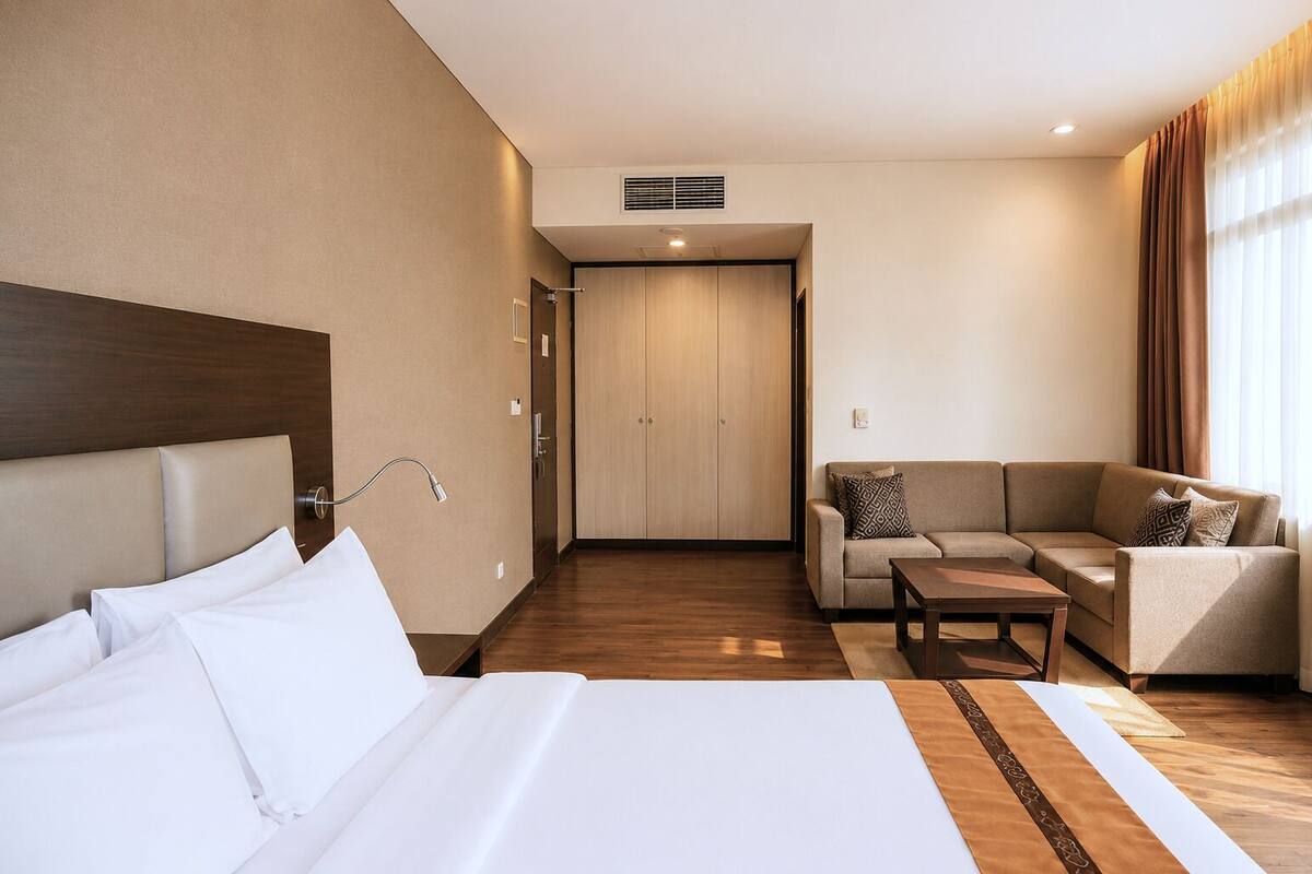 Executive Double Room | Minibar, in-room safe, desk, blackout drapes