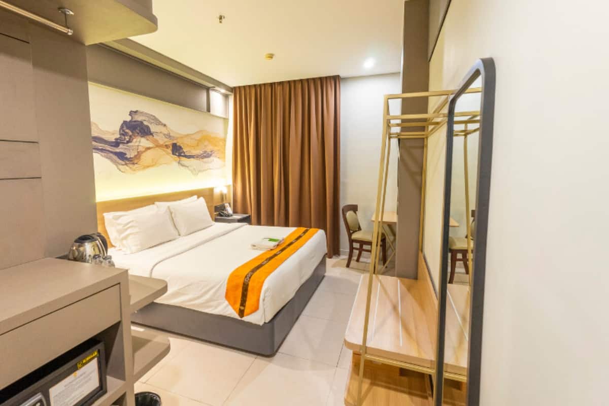 Minibar, coffres-forts dans les chambres, bureau, rideaux occultants