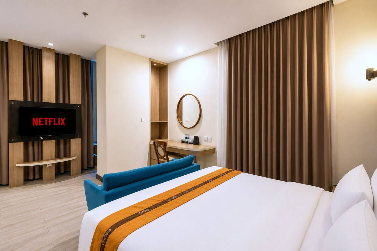 Junior Room | Minibar, in-room safe, desk, blackout drapes