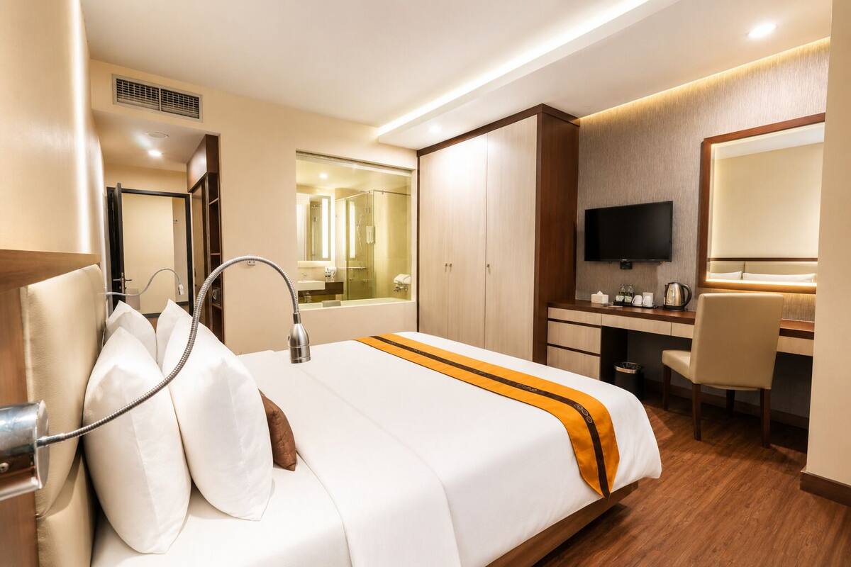 Oria Suite | Minibar, in-room safe, desk, blackout drapes
